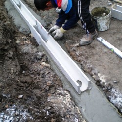 Монтаж водоотводных бетонных лотков