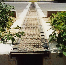 Ливневая канализация с защитными решетками предназначенными для передвижения транспорта